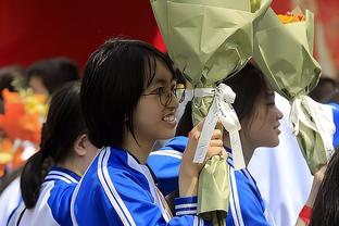 四川女篮夺冠庆祝时 这个把韩旭拍“生气”的工作人员是谁？